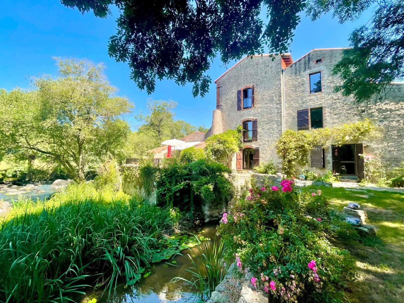 Le Moulin Du Guy, Proche Du Puy Dufou Bed and Breakfast Chanverrie Eksteriør billede