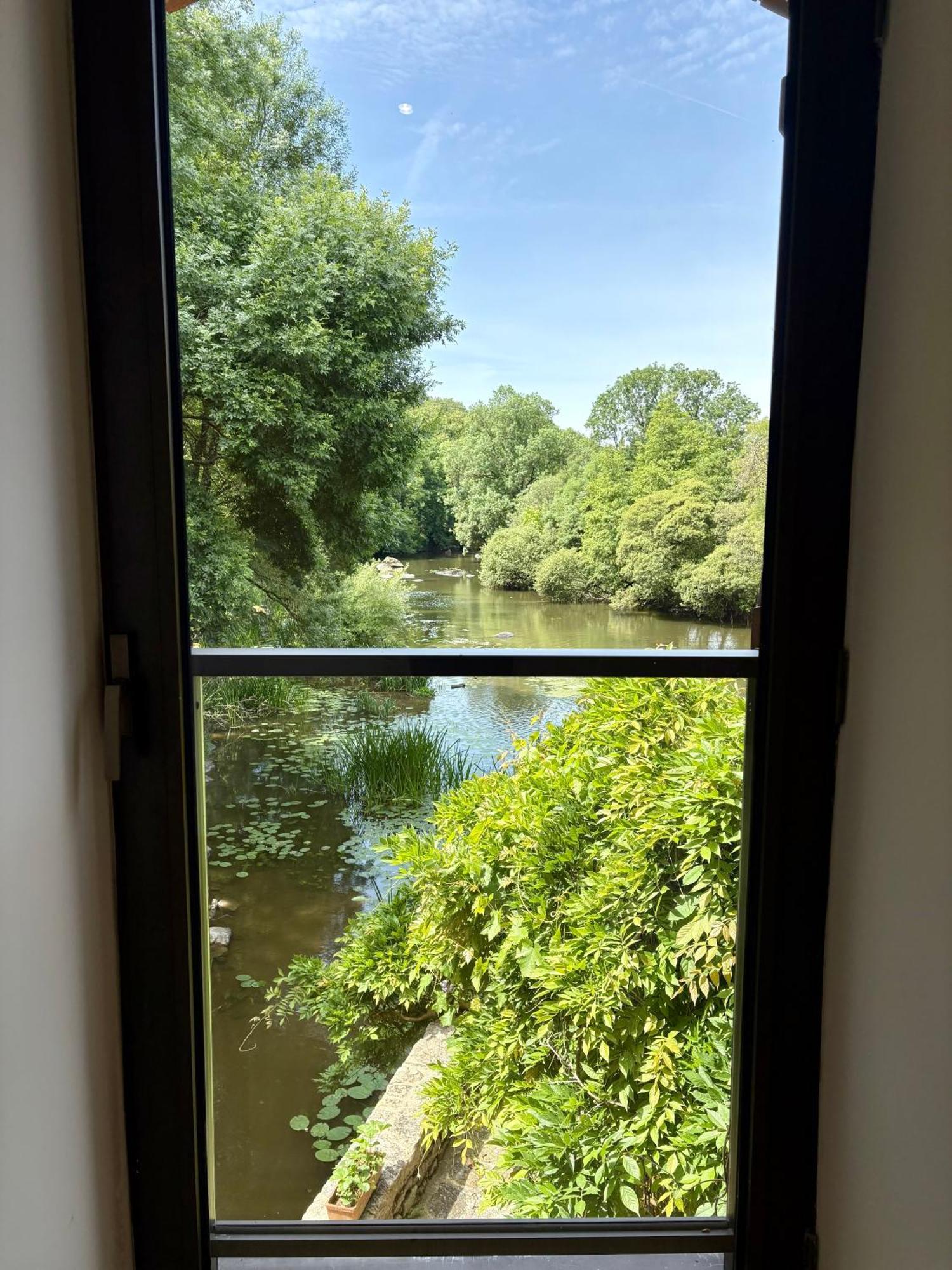 Le Moulin Du Guy, Proche Du Puy Dufou Bed and Breakfast Chanverrie Eksteriør billede